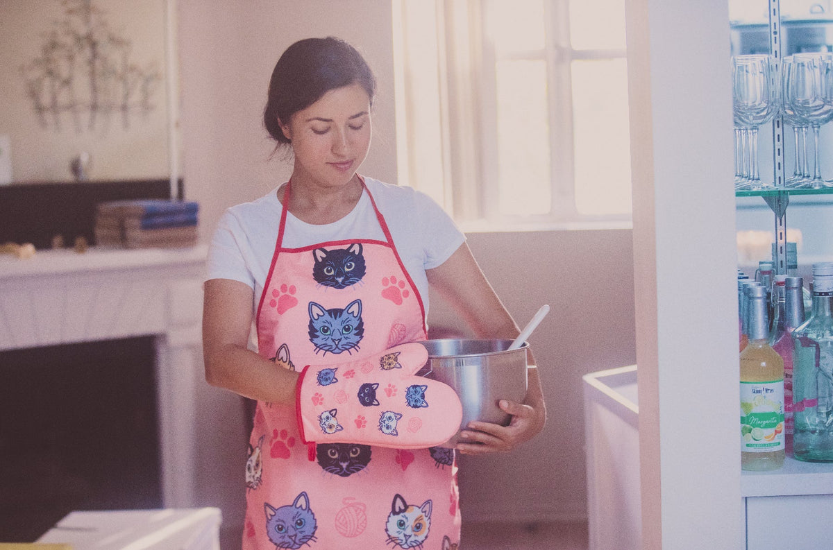 Cat Yarn Oven Mitt + Apron Bakeware